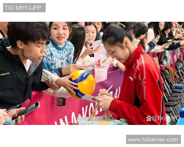 球迷捧场热情高涨，球队赛场外气氛热烈欢庆