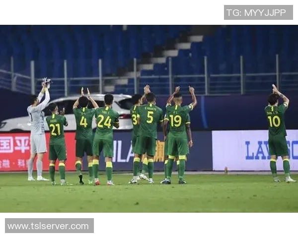 泰达国安激战正酣宋岳盘带技艺尽显球场风采 泰达国安激战正酣宋岳盘带技艺尽显球场风采